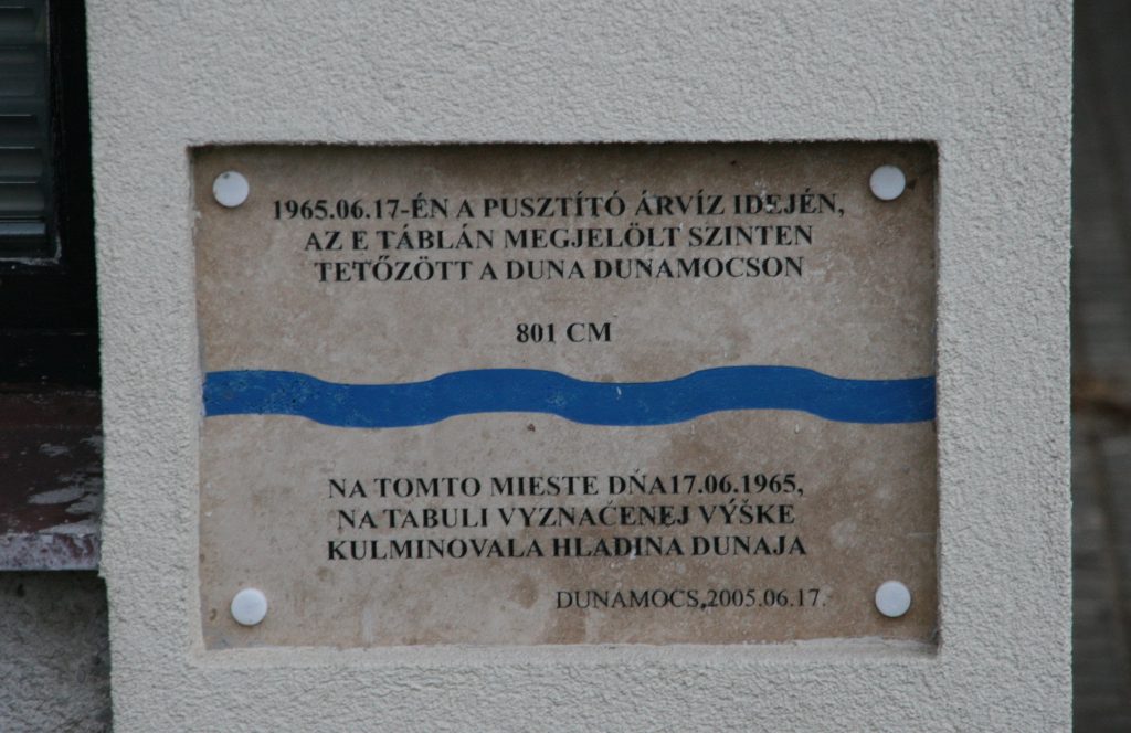 65-ös árvízi tábla