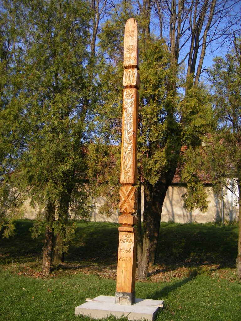 Világháborús emlékkopjafa