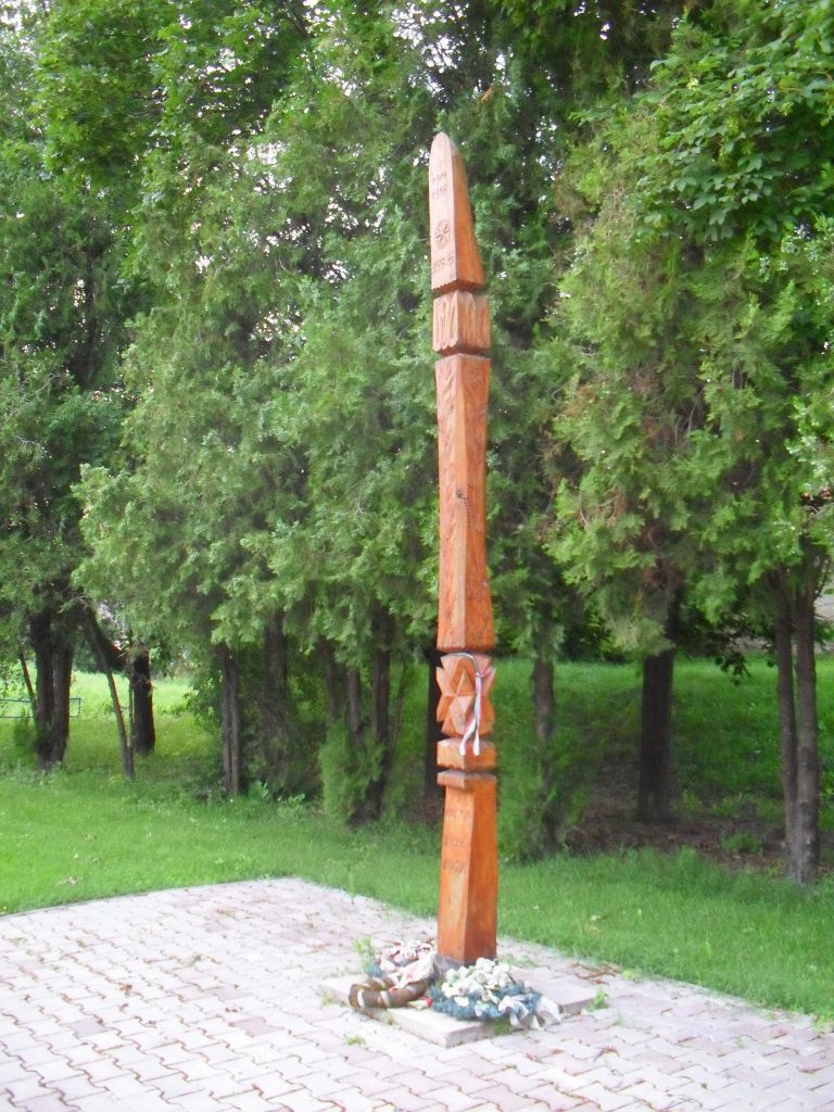 Világháborús emlékkopjafa
