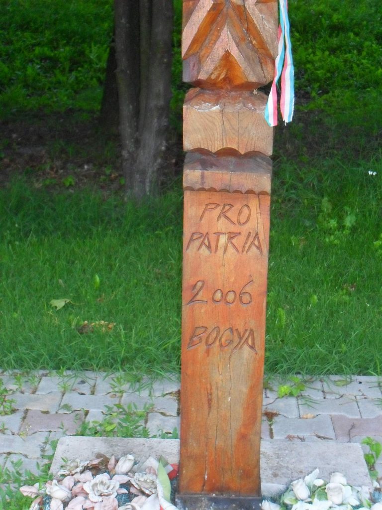 Világháborús emlékkopjafa