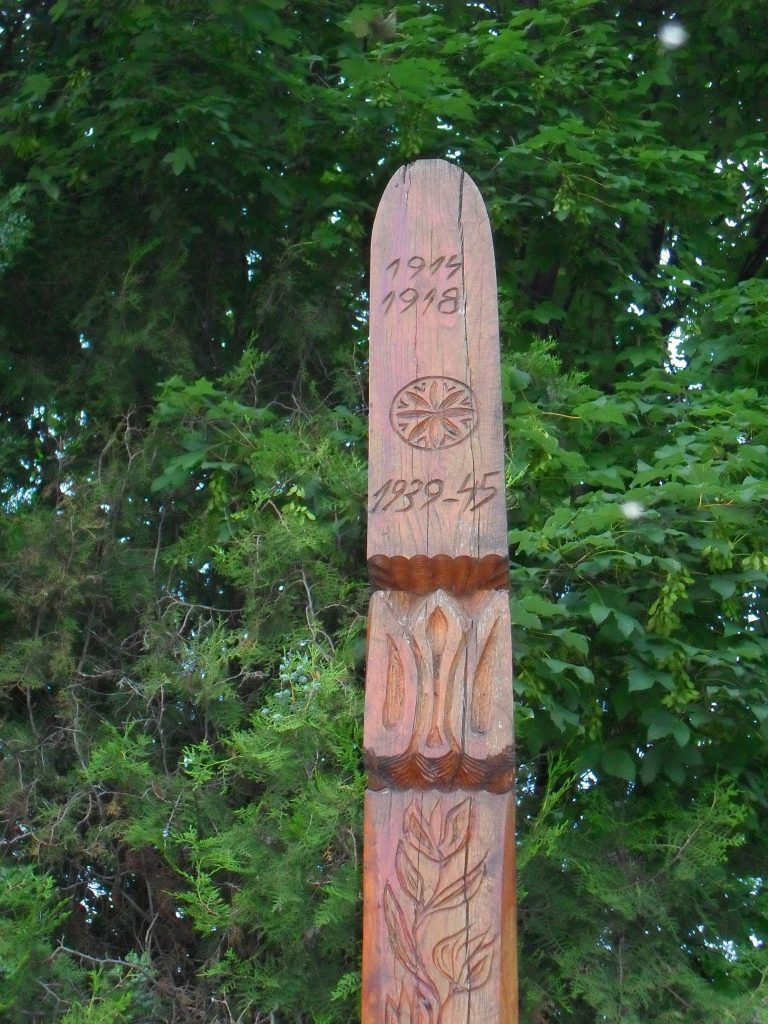 Világháborús emlékkopjafa