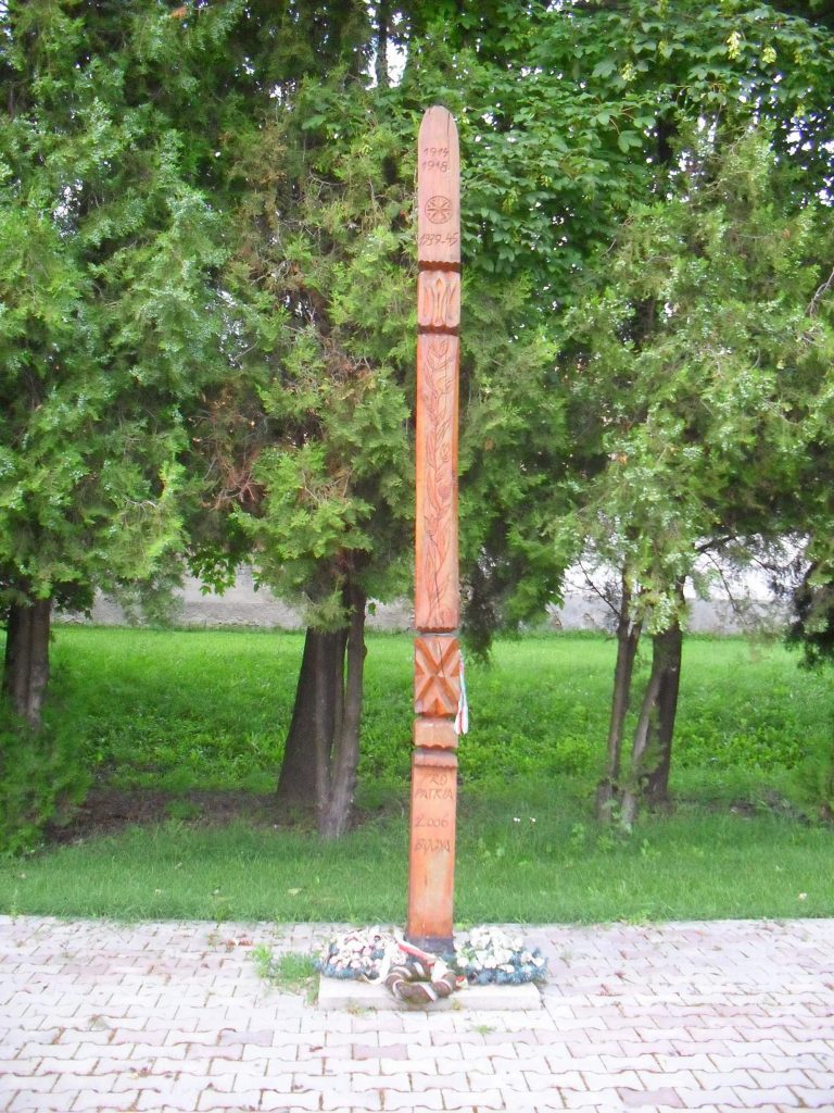 Világháborús emlékkopjafa