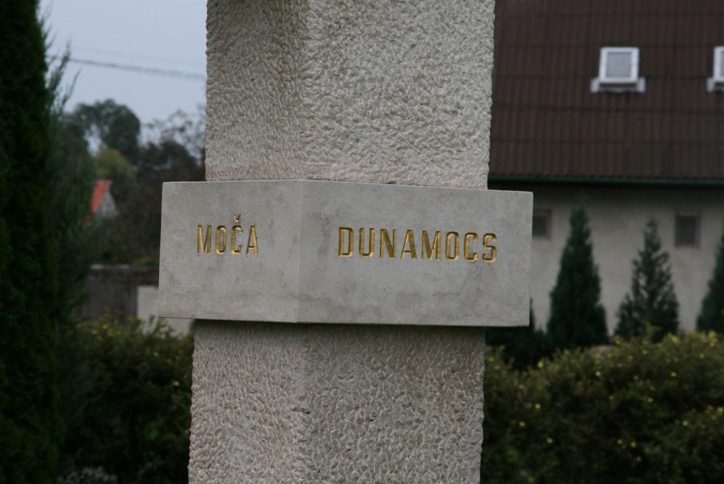 Dunamocs-emlékmű